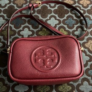 Tory Burch Bombay crossbody bag this is a burgundy red